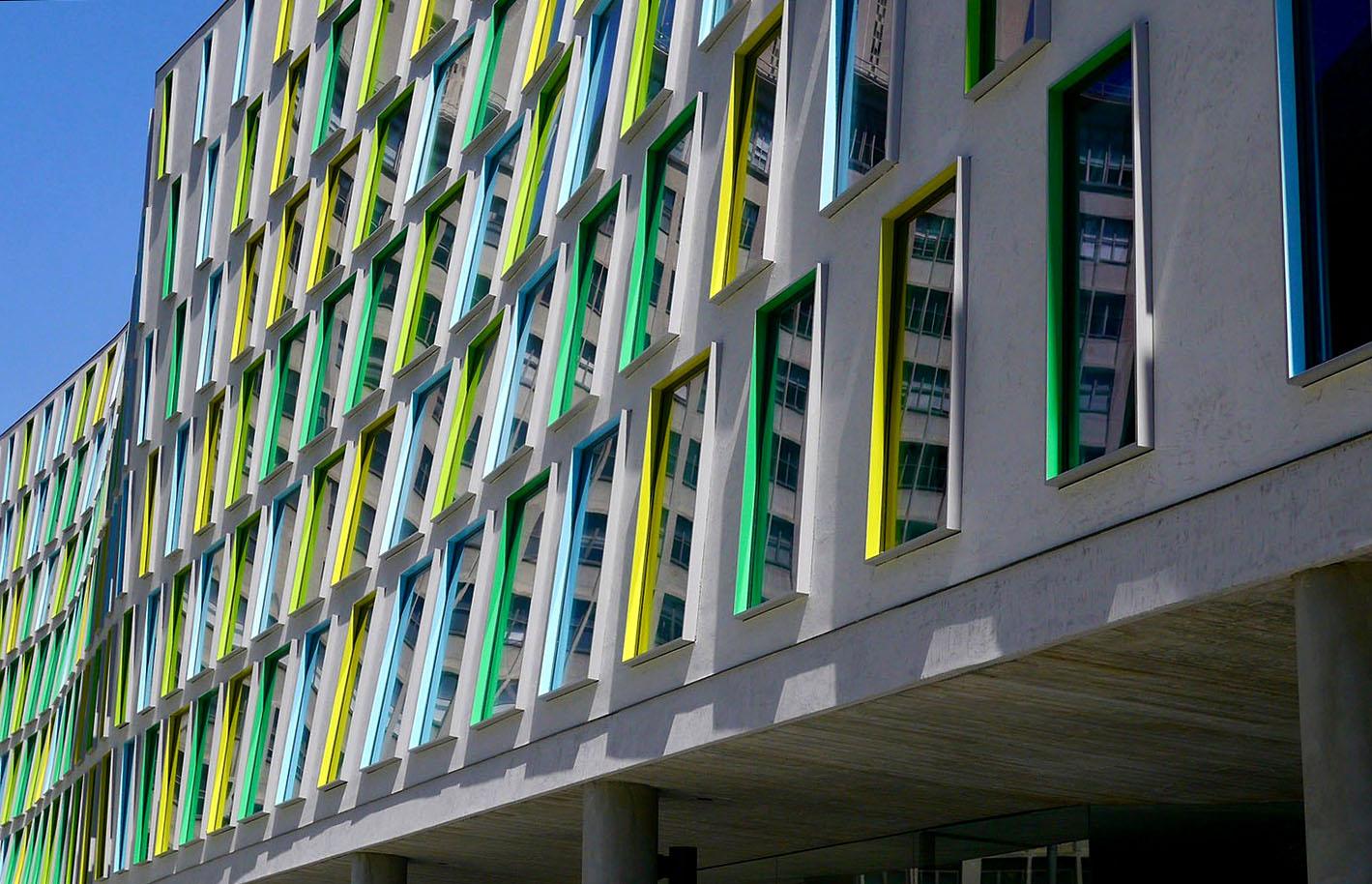 UTS Thomas Street by Durbach Block Jaggers. The color scheme on the southern façade which houses the faculty offices was inspired by Klimt’s paintings “Winter” and “Summer”. Copyright: Eoghan Lewis.